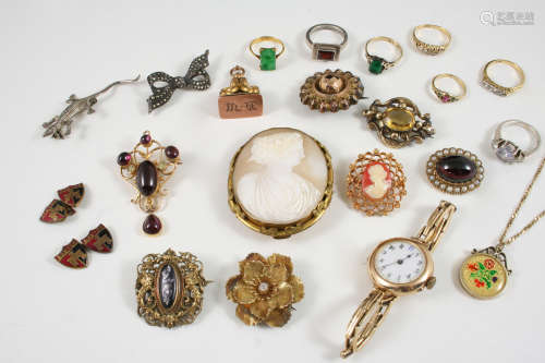A JEWELLERY BOX CONTAINING VARIOUS ITEMS OF JEWELLERY including a garnet and pearl set cluster