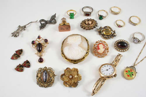 A JEWELLERY BOX CONTAINING VARIOUS ITEMS OF JEWELLERY including a garnet and pearl set cluster
