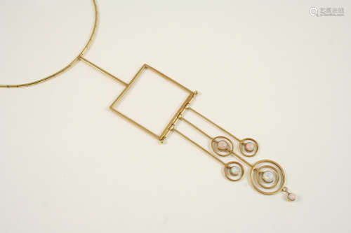 AN OPAL AND 18CT. GOLD NECKLACE BY WENDY RAMSHAW (b. 1939) the openwork geometric design is