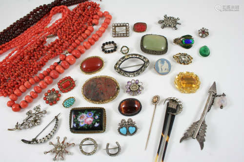 A QUANTITY OF JEWELLERY including a triple row coral necklace, a single row graduated coral bead
