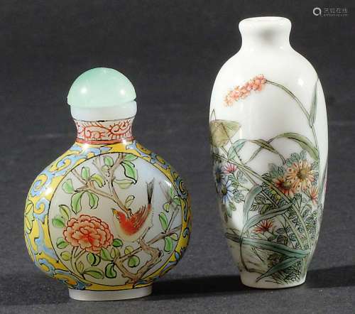 CHINESE PORCELAIN SNUFF BOTTLE, Guangxu style, enamelled with a grasshopper amongst slowers, blue