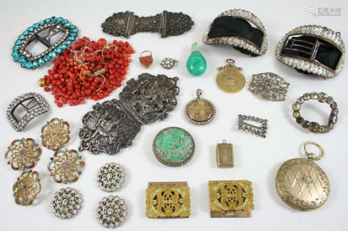 A QUANTITY OF JEWELLERY including a coral and gold mourning clasp, a Victorian pearl set circular