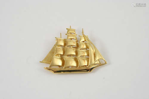 AN 18CT. GOLD BROOCH in the form of a galleon in full sail, 4.5cm. long, 12.5 grams.