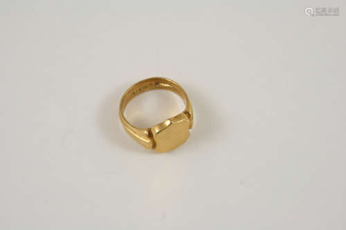 AN 18CT. GOLD SIGNET RING 10.8 grams, size R 1/2.