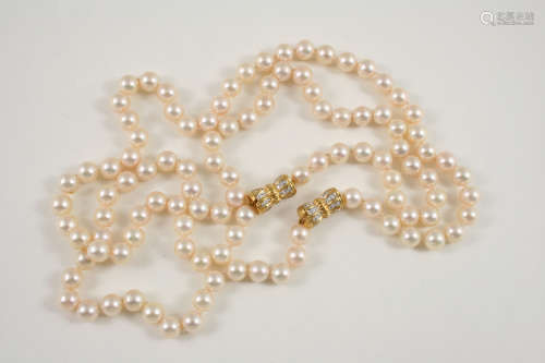 A SINGLE ROW UNIFORM CULTURED PEARL, GOLD AND DIAMOND NECKLACE the cultured pearls measure