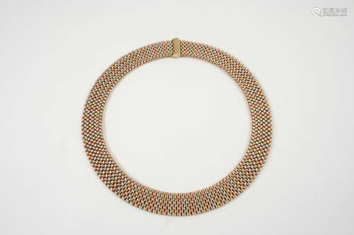 A 9CT. THREE COLOUR GOLD NECKLACE of woven link design, 41cm. long, 75 grams.