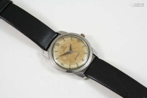 A GENTLEMAN'S STAINLESS STEEL AUTOMATIC SEAMASTER WRISTWATCH BY OMEGA the signed circular dial