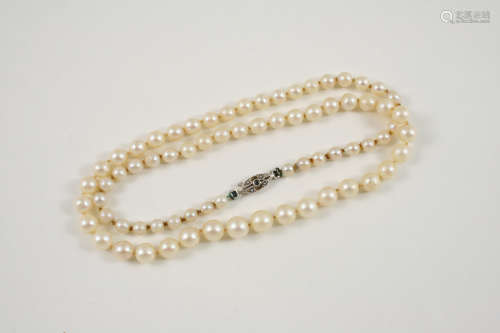 A SINGLE ROW GRADUATED CULTURED PEARL NECKLACE the pearls graduate from approximately 4.8mm. to 7.