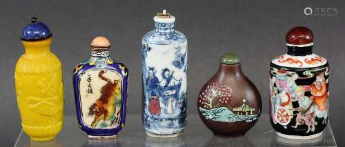 GROUP OF FIVE CHINESE SNUFF BOTTLES, to include blue and white porcelain, glass and Yixing stoneware