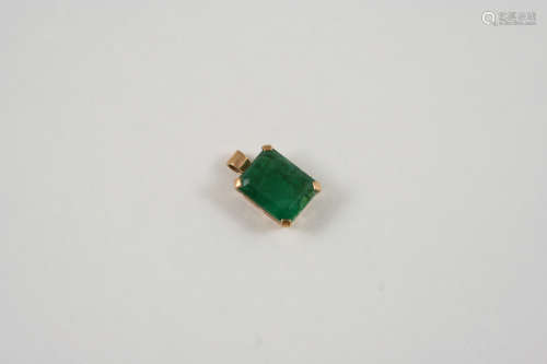 AN EMERALD SINGLE STONE PENDANT the rectangular-shaped pendant is set in gold, 1.5cm. long.