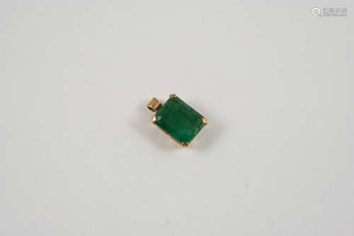 AN EMERALD SINGLE STONE PENDANT the rectangular-shaped pendant is set in gold, 1.5cm. long.