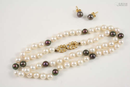 A SINGLE ROW UNIFORM CULTURED PEARL NECKLACE the cultured pearls measure approximately 7.2mm., and