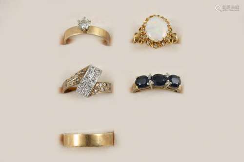 FIVE ASSORTED GOLD AND GEM SET RINGS including a diamond solitaire ring, set in gold, size M 1/2, an