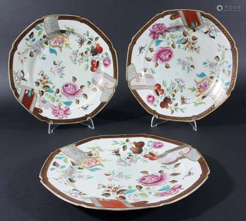 SET OF THREE CHINESE FAMILLE ROSE PLATES, 19th century, painted and gilded with scrolls and flowers,