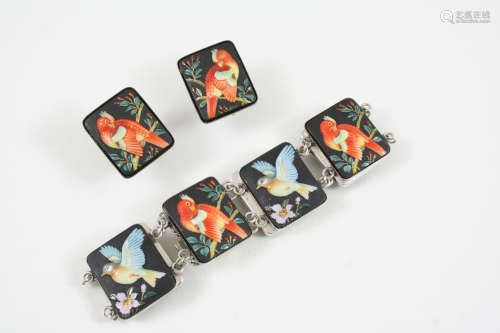 A JAPANESE TOSHIKANE SILVER AND PORCELAIN PANEL BRACELET each panel depicting an exotic bird, signed