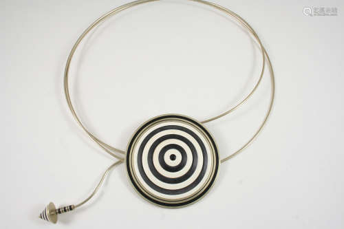 A NECKPIECE BY WENDY RAMSHAW (b.1939) of black and white colorcore with nickel alloy.