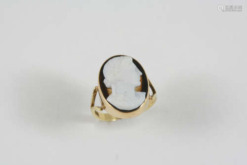 A HARDSTONE CARVED CAMEO RING depicting the head and shoulders of a classical man, in an 18ct.