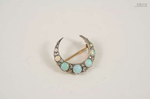 AN EARLY 20TH CENTURY OPAL AND DIAMOND CLOSED CRESCENT BROOCH the graduated cabochon opals are set