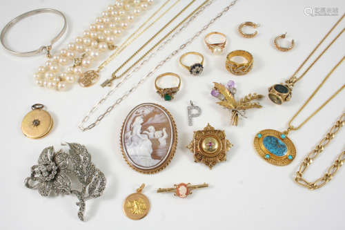 A QUANTITY OF JEWELLERY including a Victorian gold locket brooch, a circular gold locket set with
