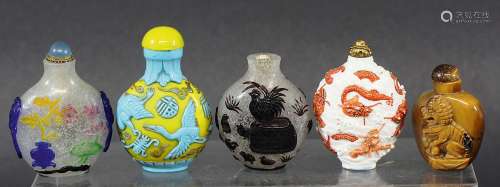GROUP OF FIVE CHINESE SNUFF BOTTLES, to include Peking glass and relief moulded porcelain
