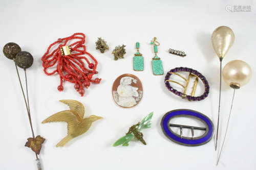 A QUANTITY OF JEWELLERY including a coral bracelet, an unframed carved shell cameo, a silver and