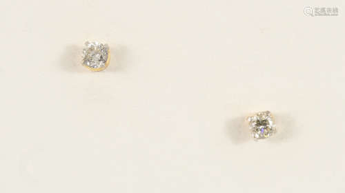 A PAIR OF DIAMOND STUD EARRINGS the circular-cut diamonds weigh approximately 0.50 carats in total.