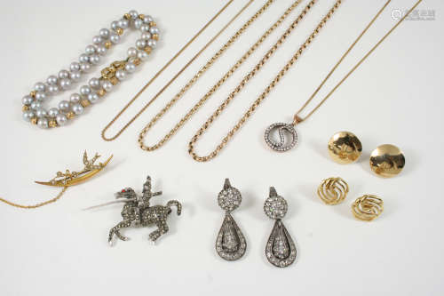 A QUANTITY OF JEWELLERY including a diamond set S pendant, a grey cultured pearl necklace with