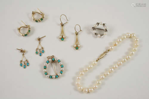 A QUANTITY OF JEWELLERY including a turquoise and cultured pearl circle pendant, a cultured pearl