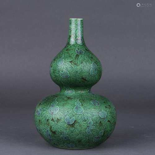 A GREEN GROUND WUCAI GOURD VASE, QING DYNASTY