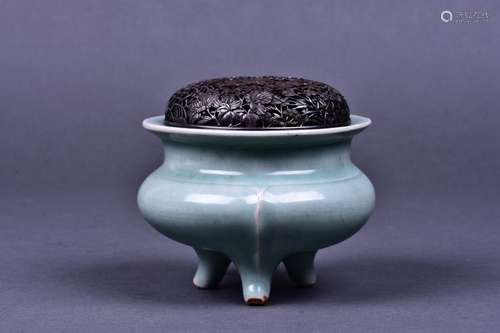 A LONGQUAN CELADON TRIPOD CENSER, SOUTHERN SONG DYNASTY