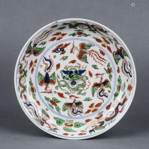 A WUCAI AND BLUE AND WHITE DRAGON AND PHOENIX DISH, MING, WANLI PERIOD