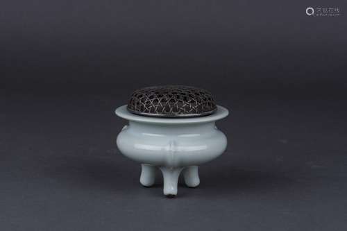 A CELADON LONGQUAN TRIPOD CENSER WITH COVER, EARLY QING DYNASTY