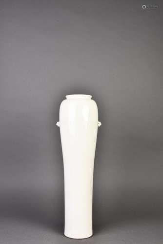 A BLANC DE CHINE DEHUA TALL VASE, QING DYNASTY