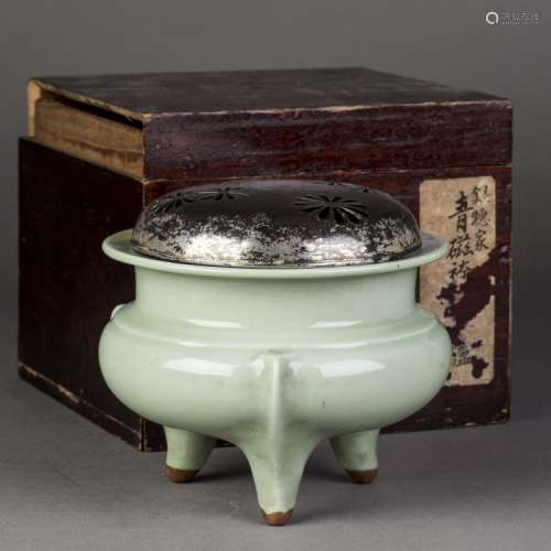 A CELADON LONGQUAN TRIPOD CENSER WITH SILVER COVER