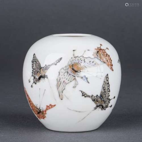 A FAMILLE ROSE 'BUTTERFLY' PORCELAIN WATER POT, REPUBLIC OF CHINA PERIOD