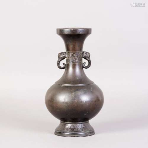 A BRONZE VASE, QING DYNASTY