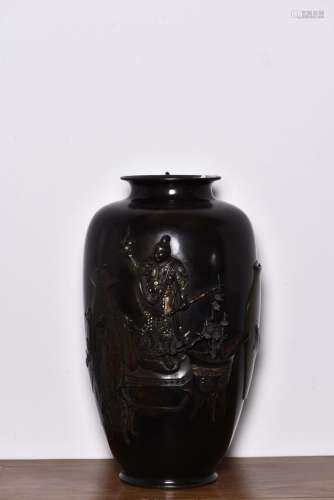 A LARGE BRONZE VASE WITH A CHINESE GENERAL