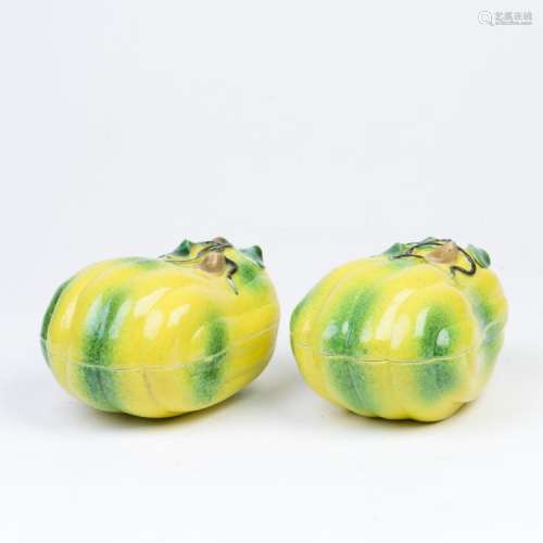 A PAIR OF FAMILLE ROSE MELON-SHAPED COVER BOX