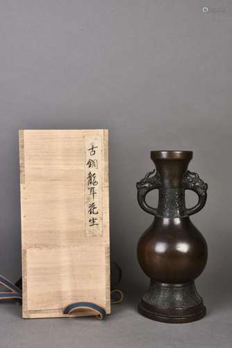 A ZHANGUO STYLE BRONZE VASE, MING DYNASTY