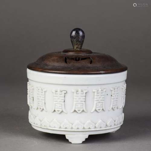 A WHITE GLAZED TRIPOD CENSER WITH HONGNU COVER, QING DYNASTY