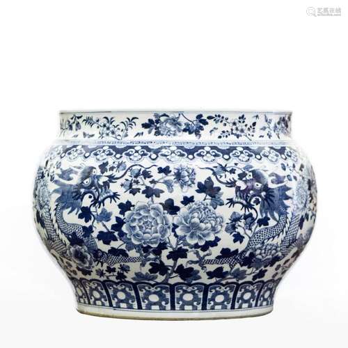 A BLUE AND WHITE 'DRAGON' JAR, QING DYNASTY, KANGXI PERIOD