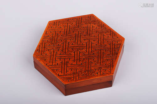 LACQUERED HEXAGONAL BOX WITH COVER