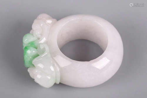 JADEITE CARVED 'LINGZHI' THUMB RING