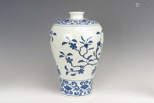 BLUE AND WHITE 'FLOWERS' VASE, MEIPING