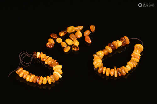 GROUP OF AMBER BRACELETS AND AMBER PIECES