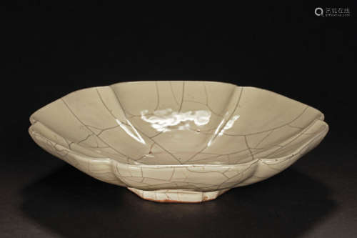 MOON-WHITE GLAZED FLORIFORM DISH