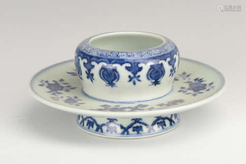 BLUE AND WHITE 'FLOWERS' TEA CUP HOLDER