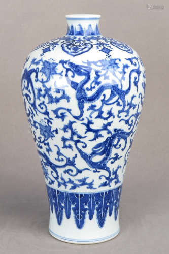 BLUE AND WHITE 'DRAGONS' VASE, MEIPING