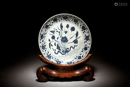 BLUE AND WHITE 'LOTUS FLOWERS' CHARGER
