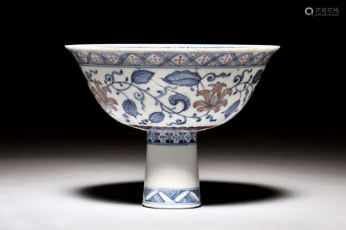 BLUE AND WHITE UNDERGLAZED RED 'FLOWERS' STEM CUP